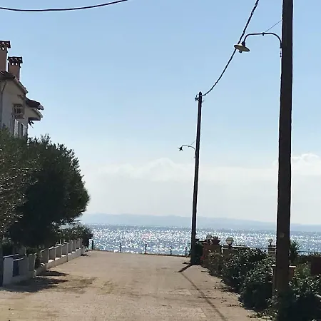 Ideal 3-floor Maisonette Next To The Sea Геракини