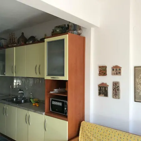Ideal 3-floor Maisonette Next To The Sea Semesterbostad